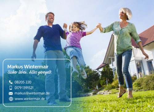 Glückliche Familie vor ihrem Haus mit eigeblendeten Kontaktdetail von Markus Wintermair.